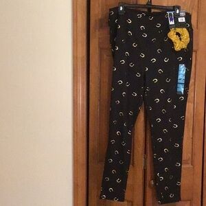 NWT: XL Leggings w/Scrunchie. Black and gold leggings.